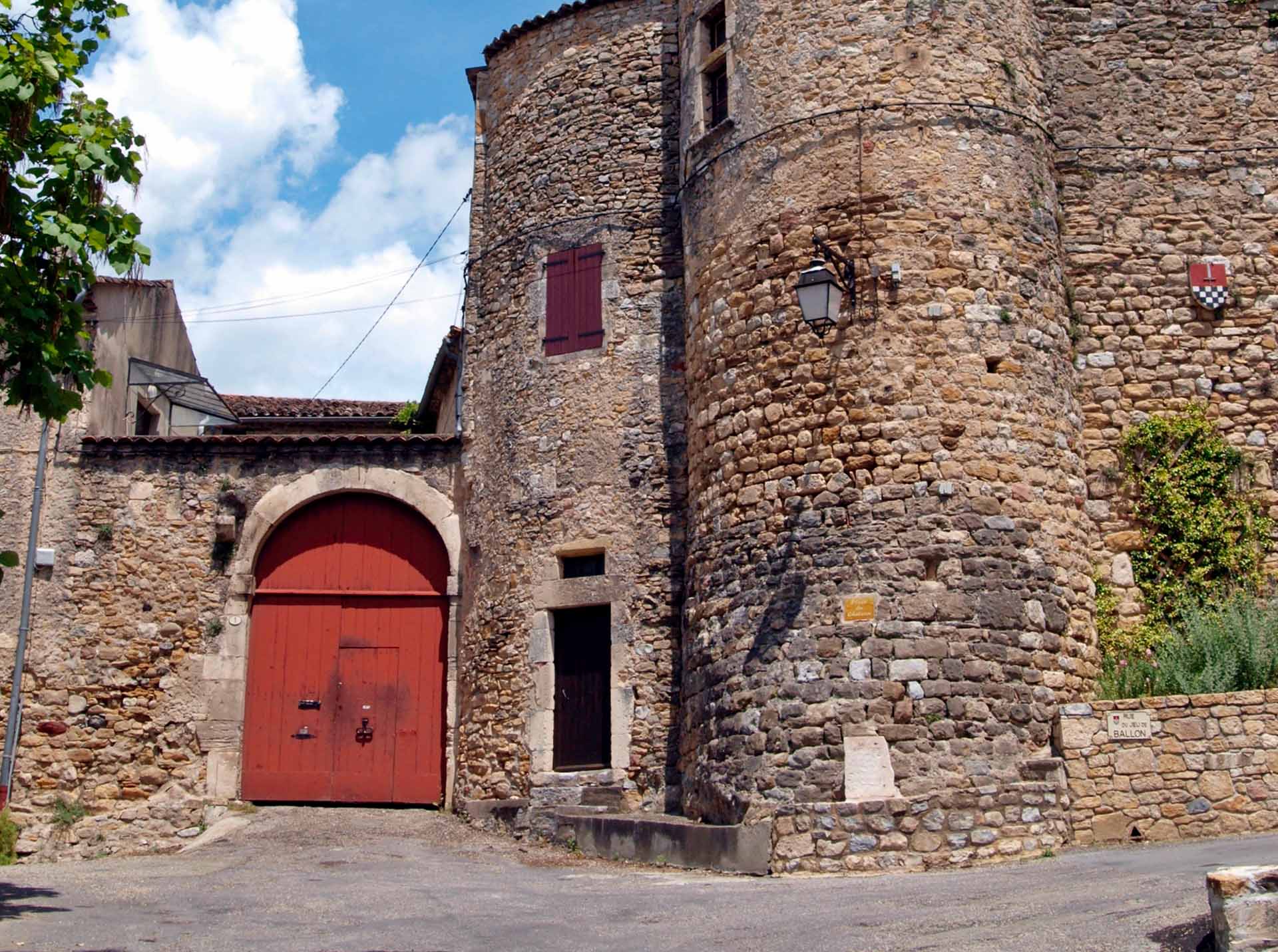 Sentier de randonnée dans le Bois des Bruyères sur les hauteurs de Salavas