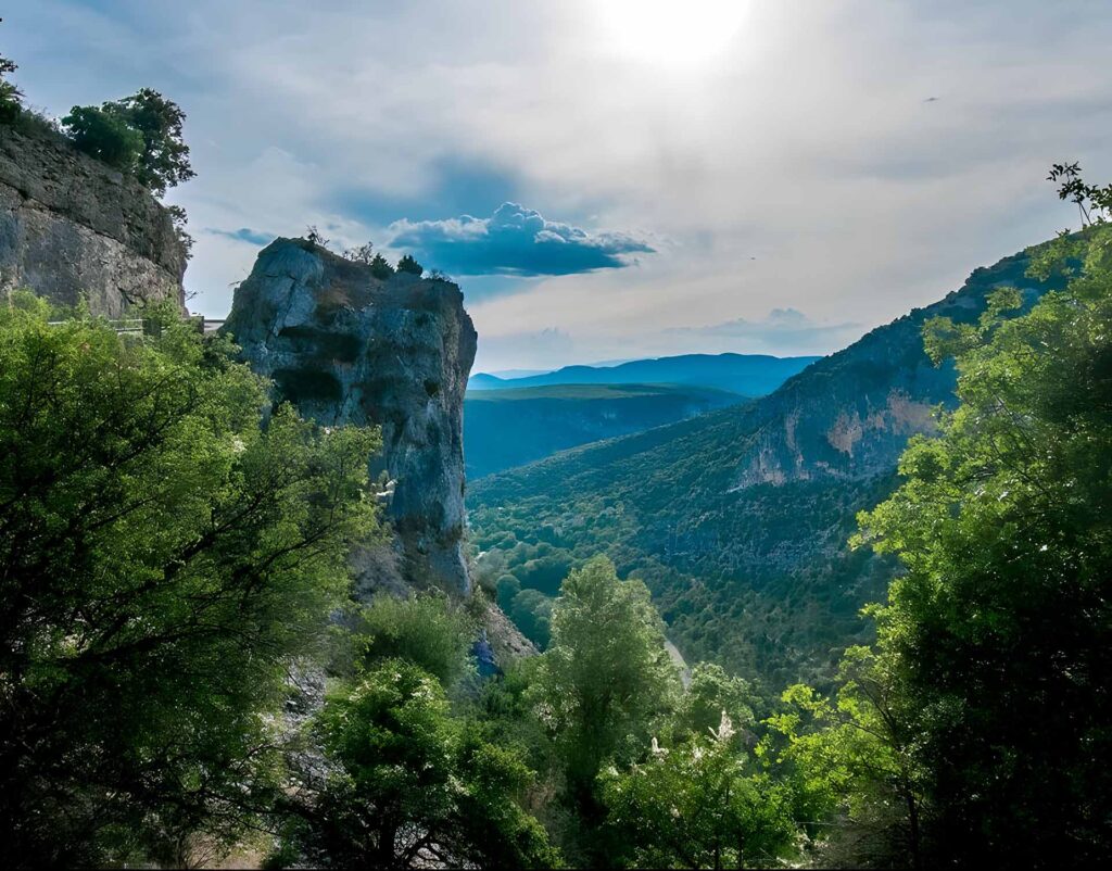 Vue d'une falaise dans les gorges de l'ardèche