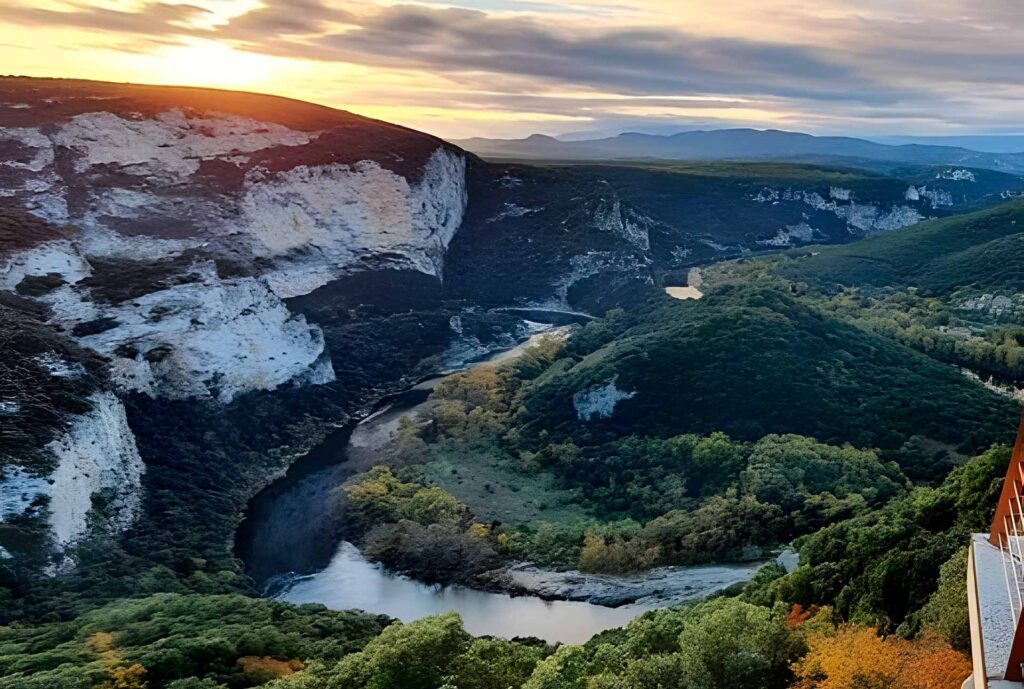 Les gorges de l'ardèche vue d'un belvedère avec coucher de soleil sur les monts d'Ardèche et les Cévennes