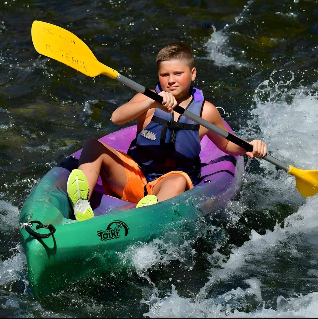 Un adolescente fait du canoë dans la réserve naturelle des gorges de l'Ardèche