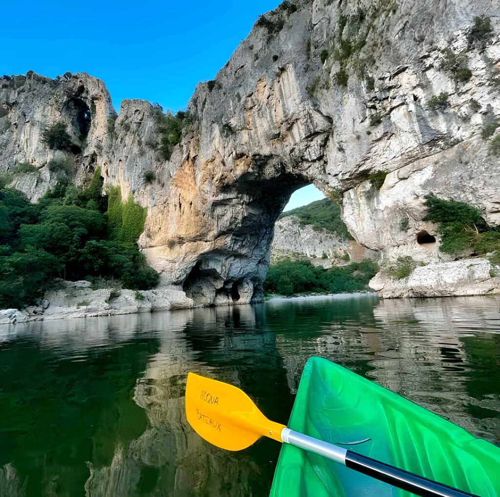 le pont d'arc en canoë