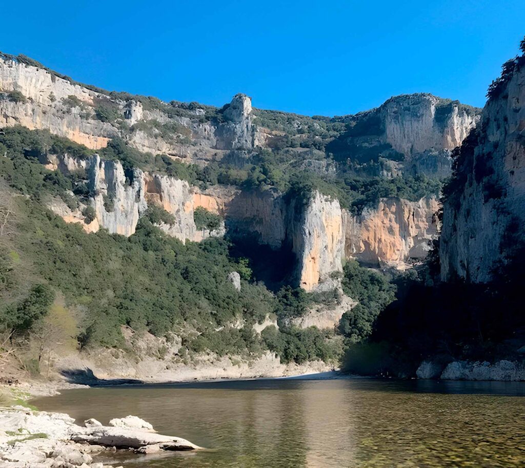 falaises dans les gorges de l'ardèche