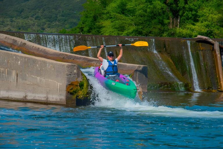passage du toboggan sur la rivière Ardèche, on lève la pagaie pour plus de sensation