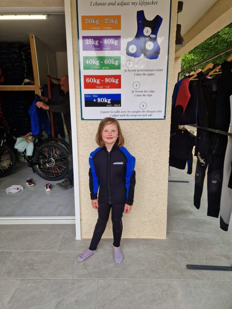 Jeune fille habillée avec un boléro néoprène pour sa descente en Canoë en Novembre