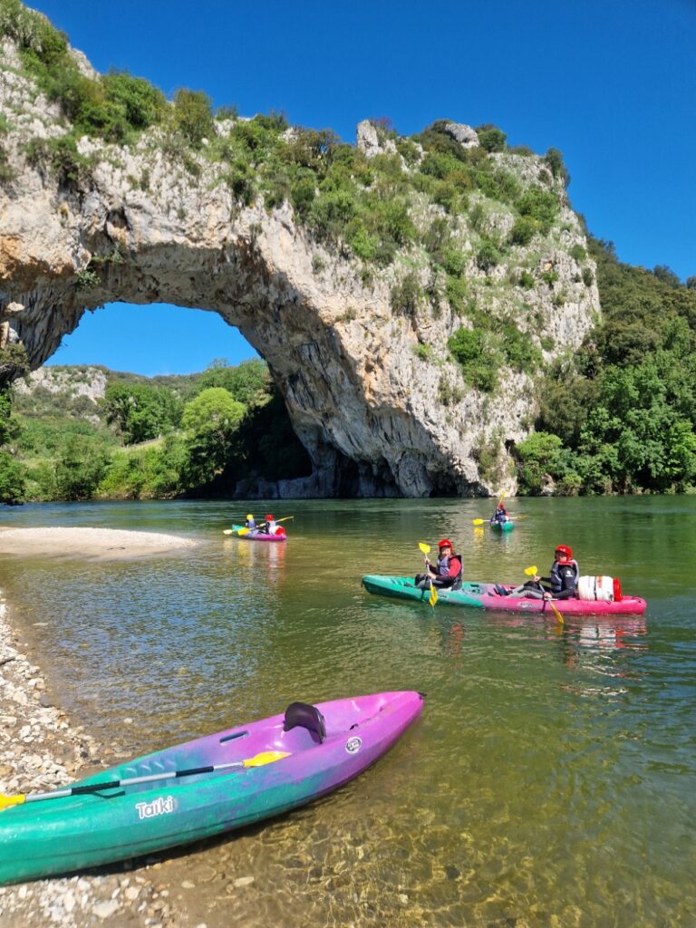 Passage sous le pont d'arc en Canoë