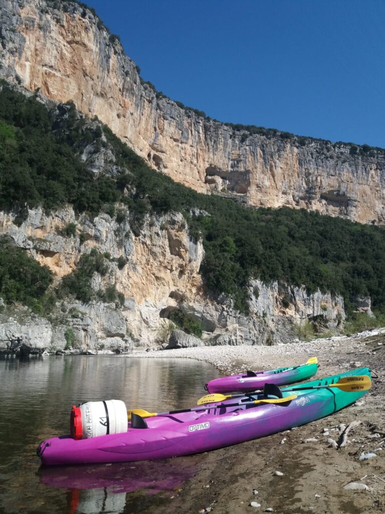 Deux canoë stationnés sur une plage dans les gorges de l'ardèche, falaise en arrière plan