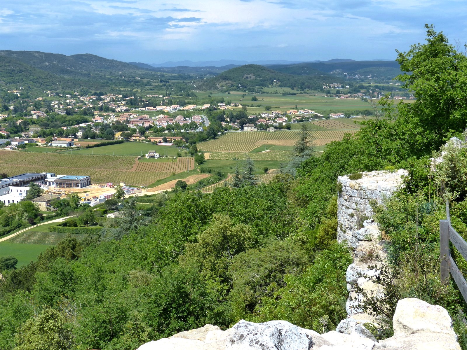 Ruines du château du Chastelas qui surplombent Vallon-Pont-d’Arc