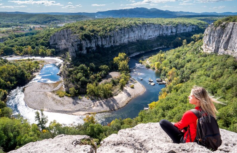 Falaises calcaires du Cirque de Gens encerclant un méandre de l’Ardèche près de Ruoms