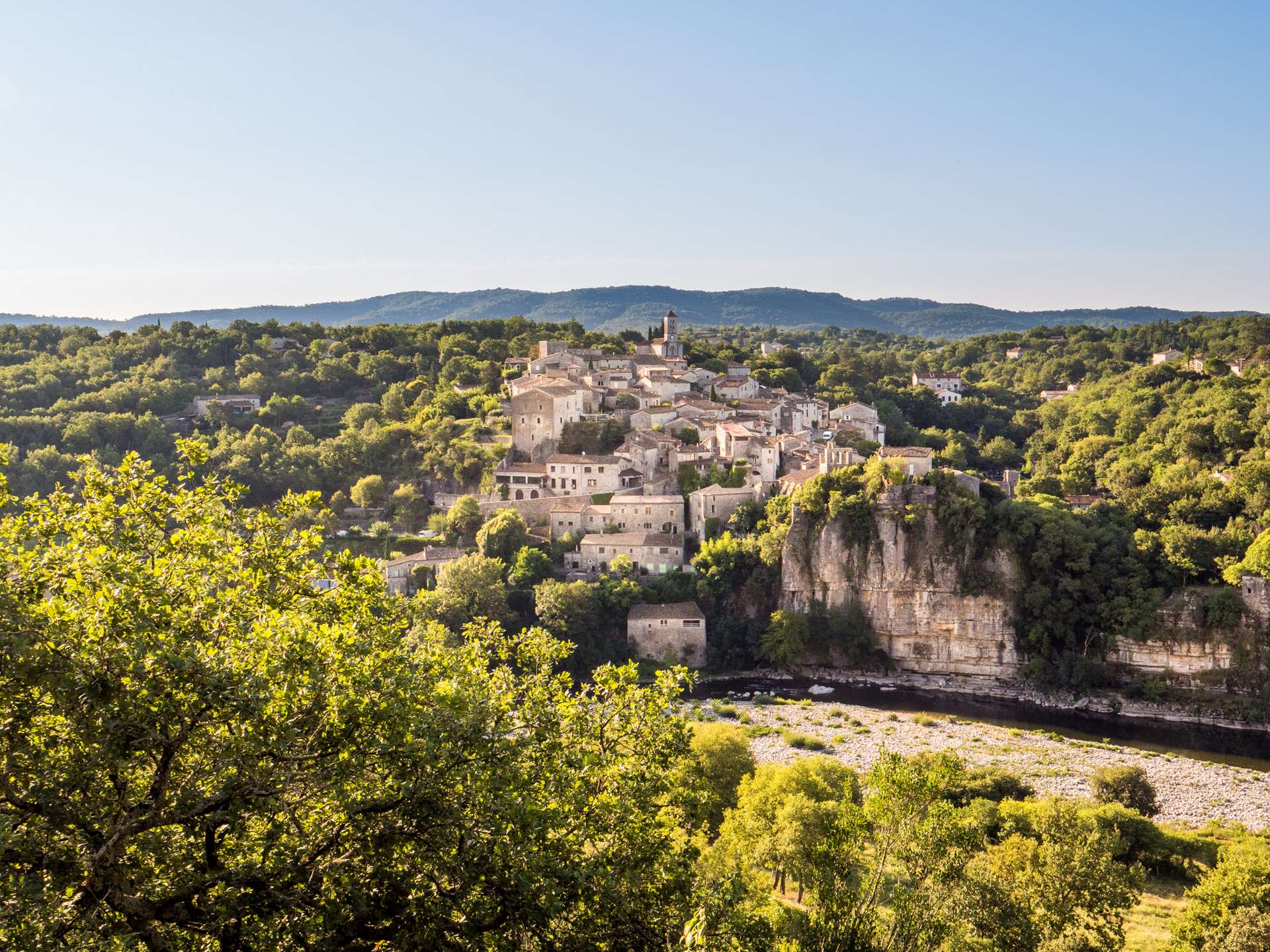 Vue panoramique du village de Balazuc en Ardèche