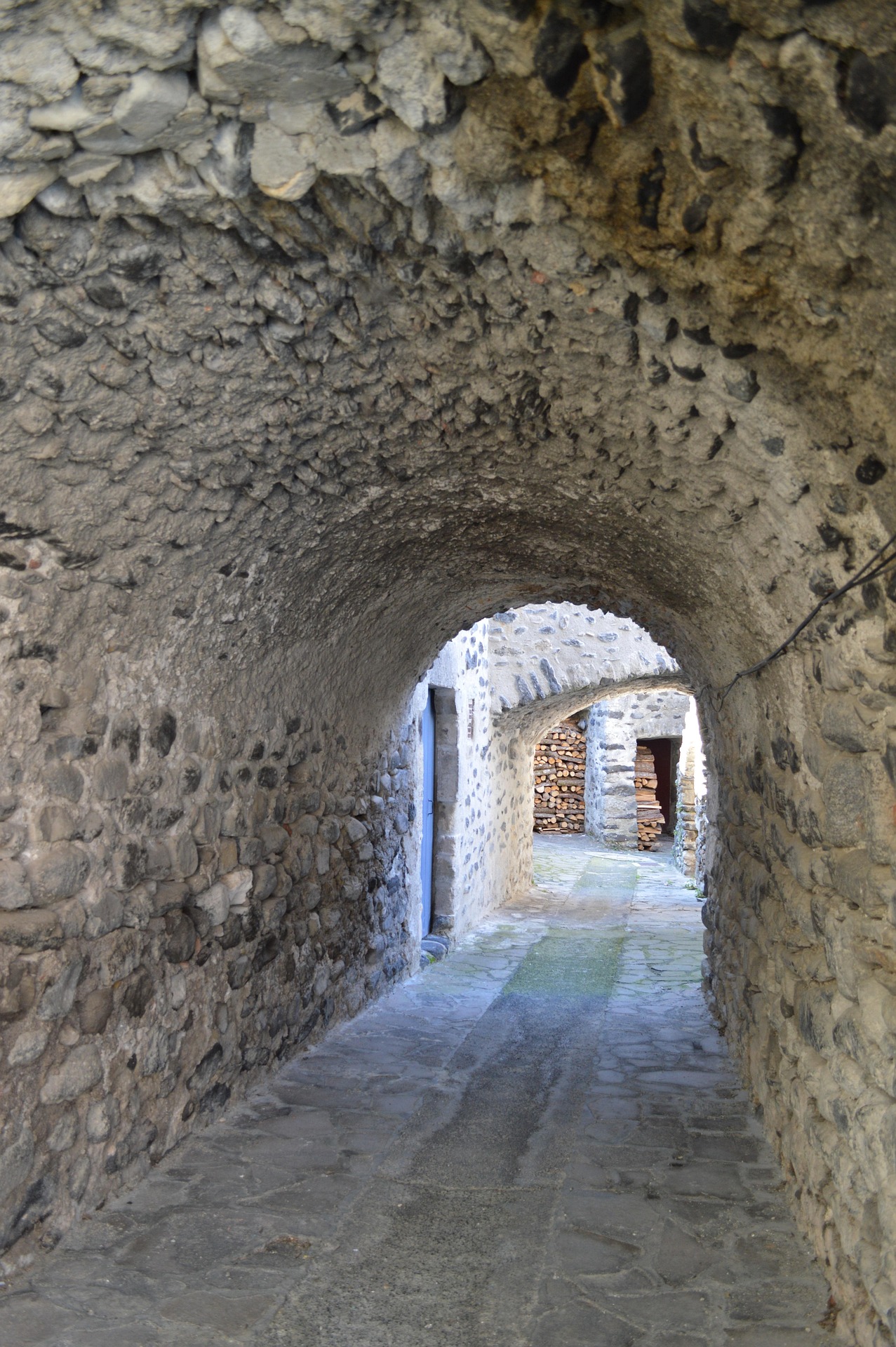 Passage voûté en pierre dans un village ardéchois