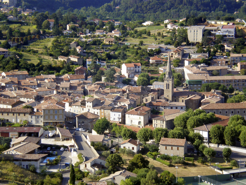 Vue aérienne du village des Vans en Ardèche