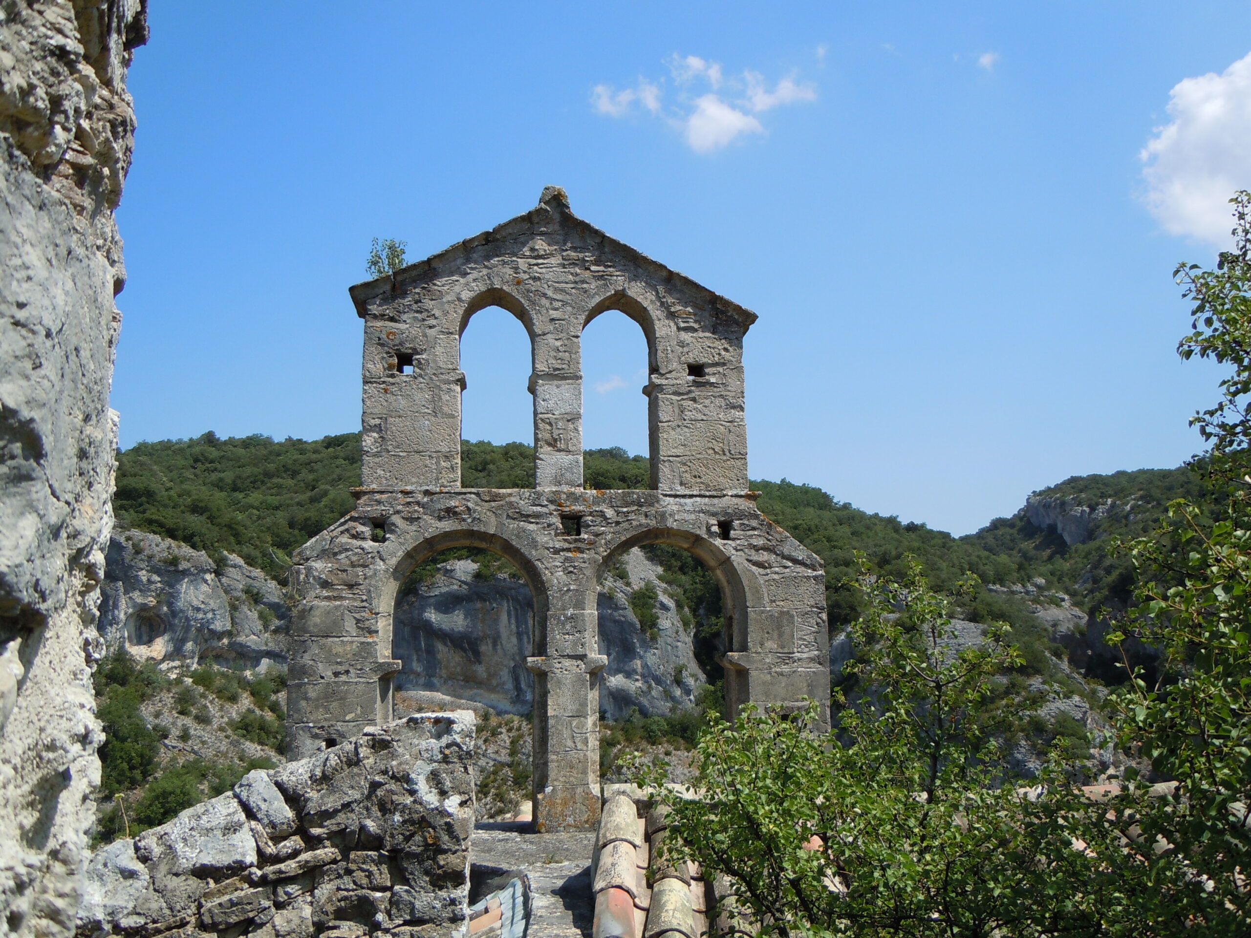 Ruines médiévales du village de Rochecolombe en Ardèche