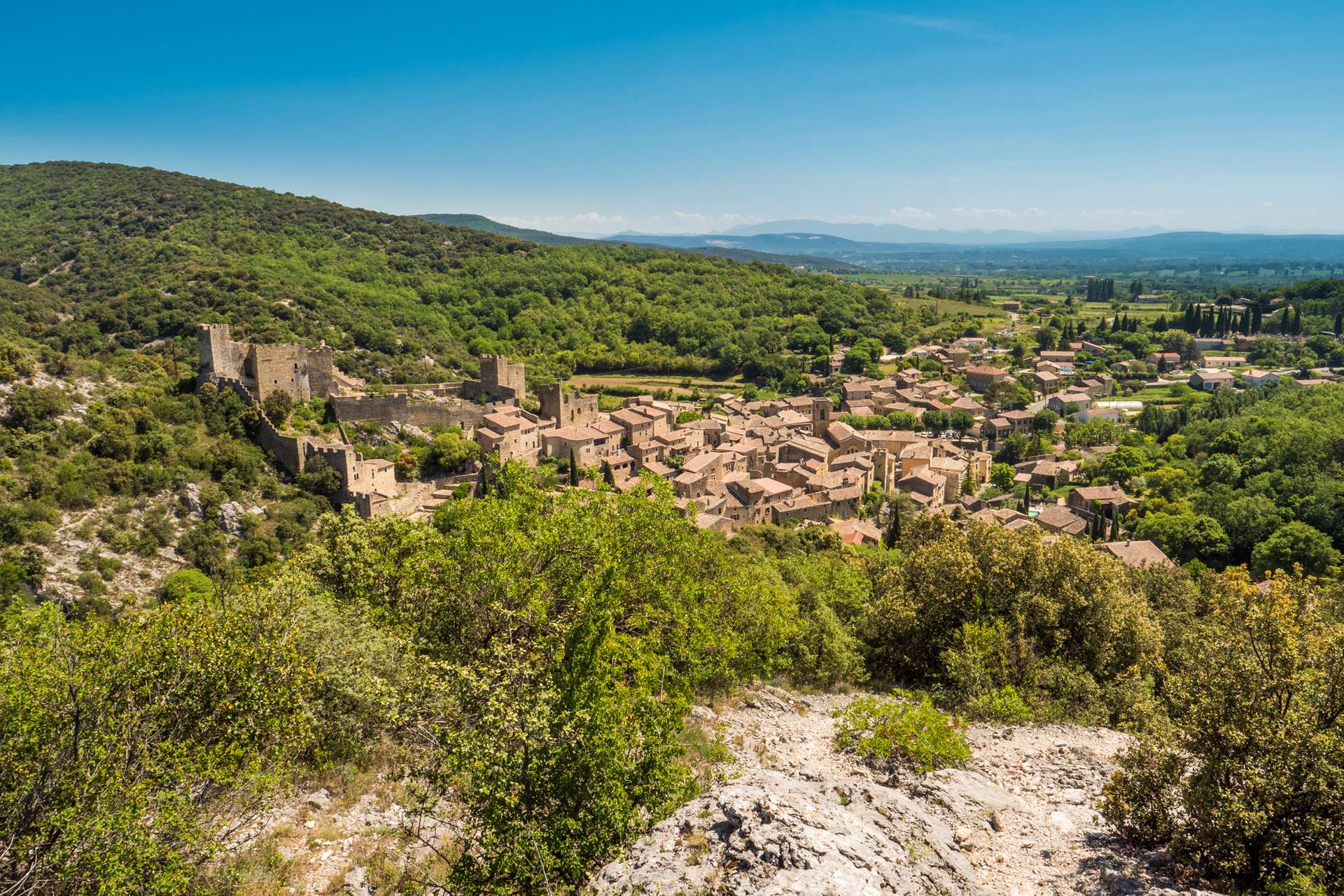Vue du village médiéval de Saint-Montan en Ardèche