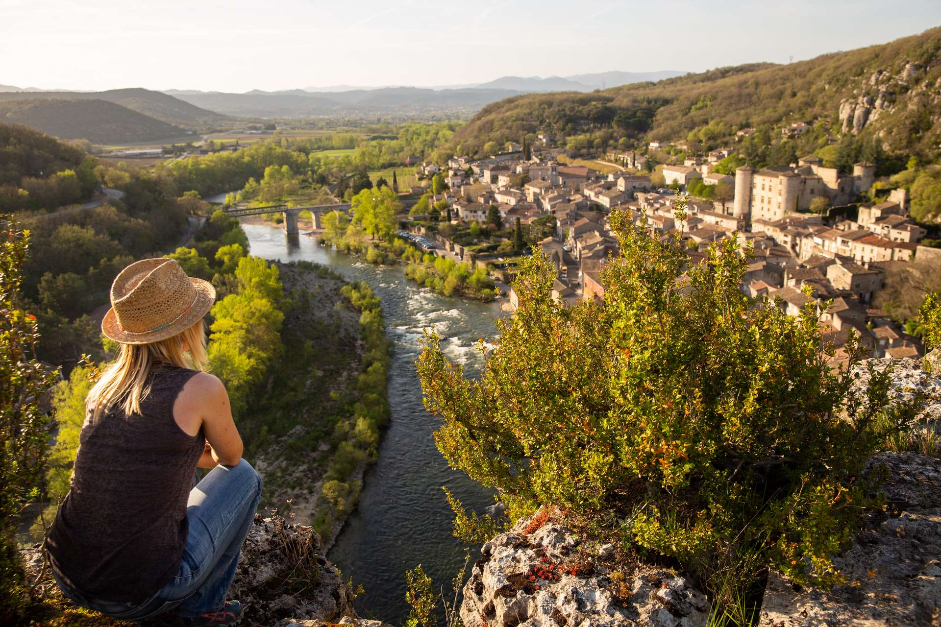 Point de vue sur le village de Vogüé en Ardèche