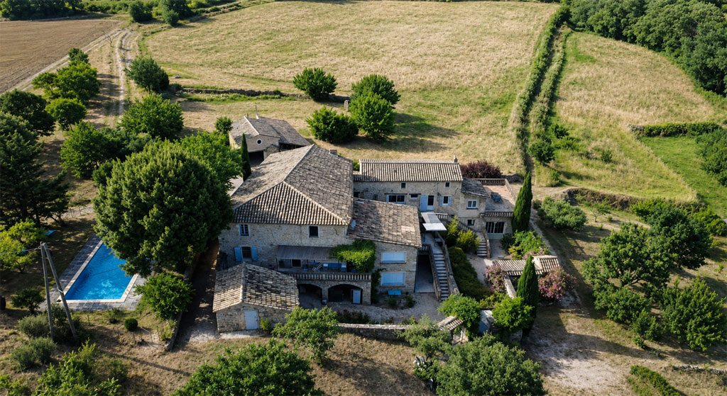Le Mas d’Eylieux vu du ciel, gîtes à Saint-Montan, Sud Ardèche