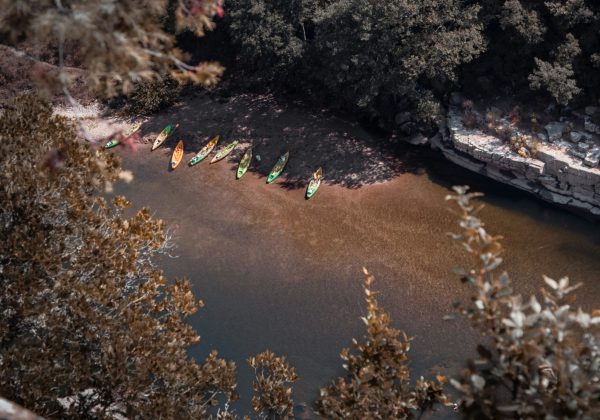 Photo de l'ardeche avec des kayaks stationnés au bord de l'eau