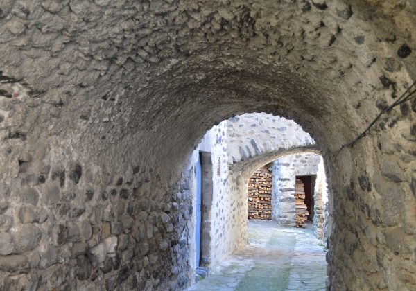 Passage voûté en pierre dans un village ardéchois