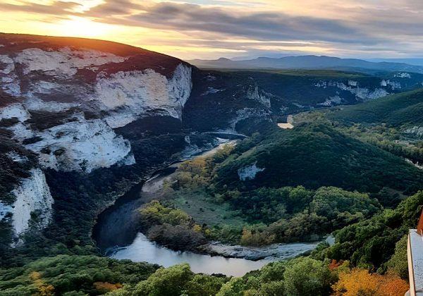 Les gorges de l'ardèche vue d'un belvedère avec coucher de soleil sur les monts d'Ardèche et les Cévennes