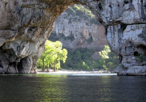 Le Pont d’Arc photographié depuis la rivière en canoë