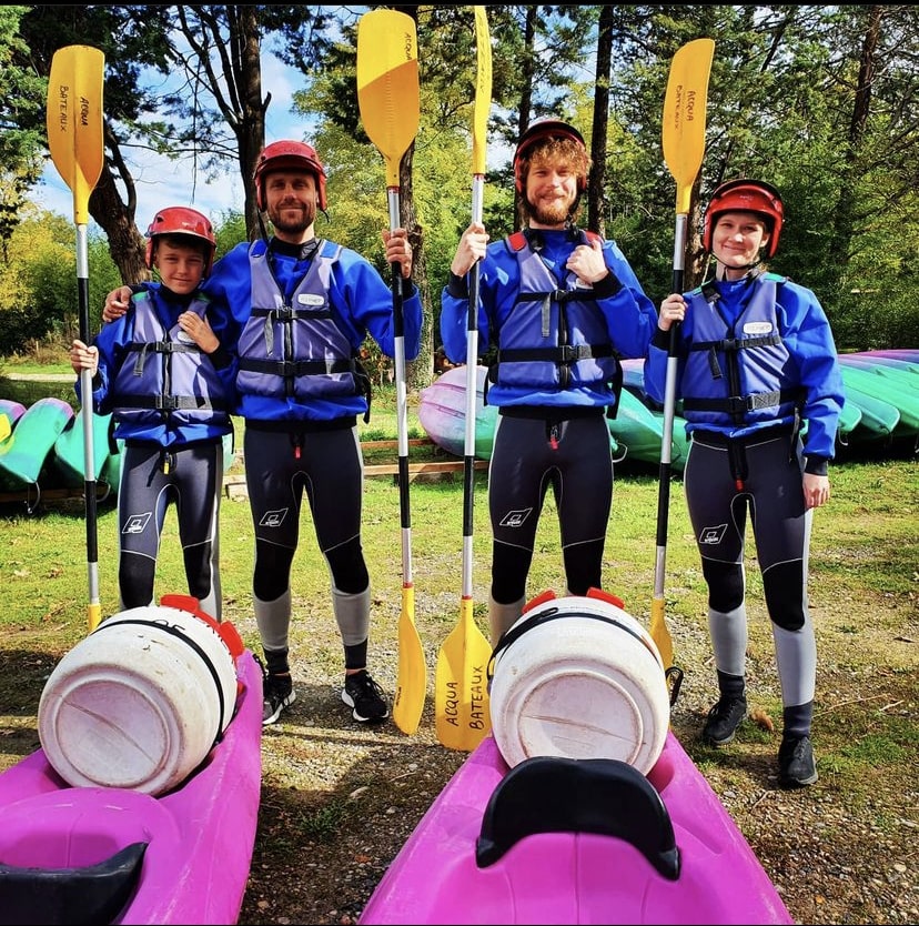 groupe kayakistes équipés de néoprènes, k-ways et gilets de sauvetage