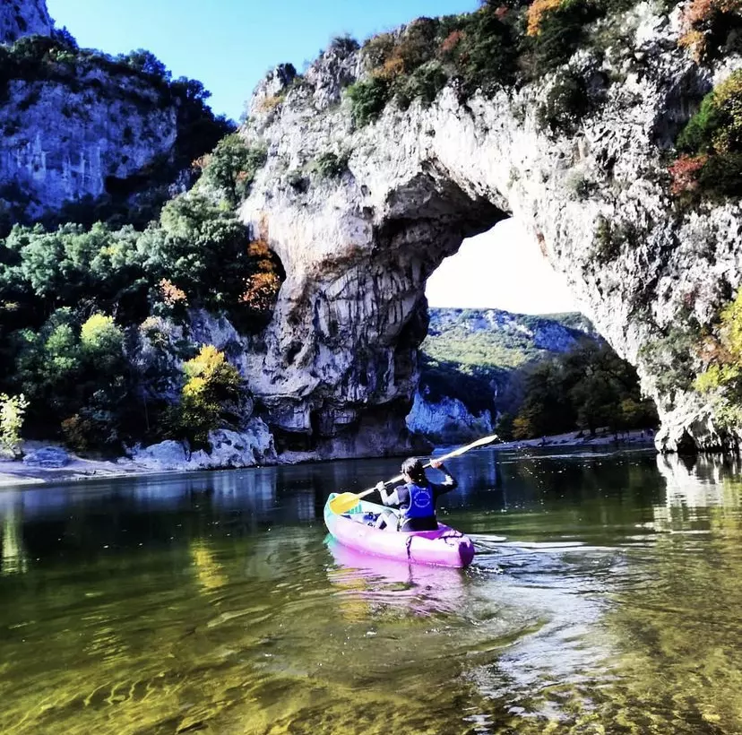 Kayak de dos, plage aval du pont d'arc acqua bateaux la location de canoës kayak en Ardèche