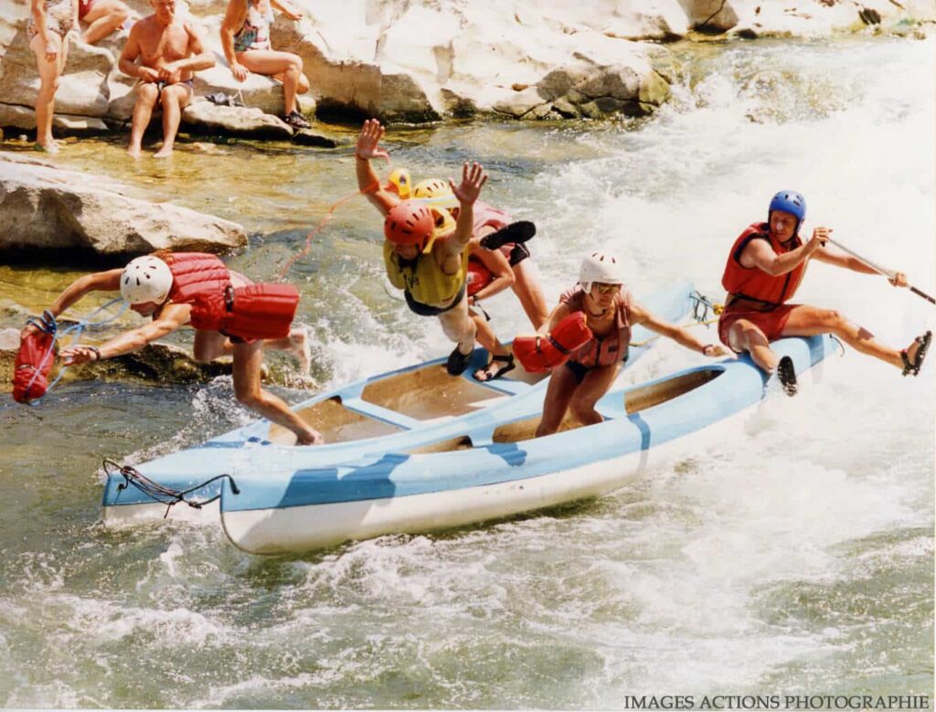 PGL en train de sauter du canoë dans un rapide