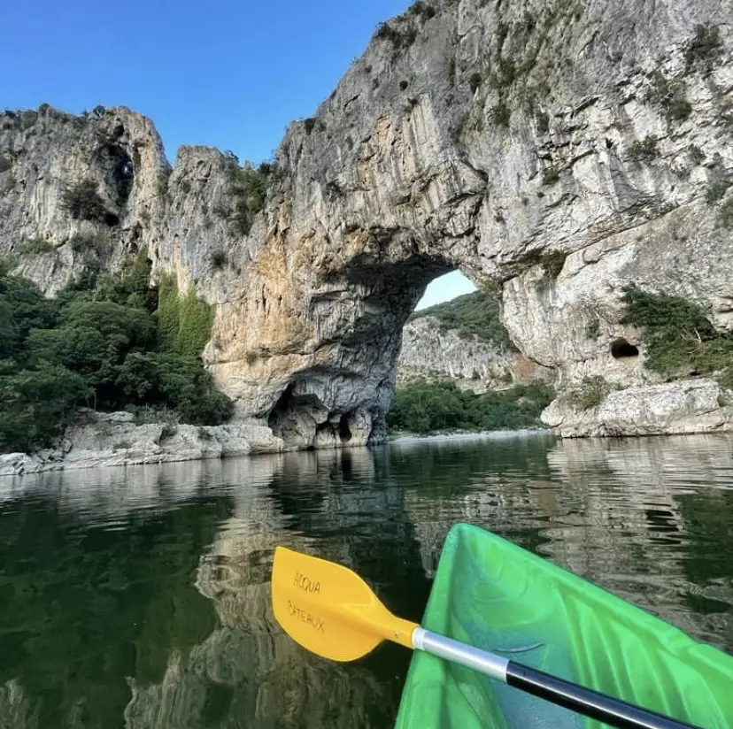 la pointe d'un kayak qui va passer sous le pont d'arc