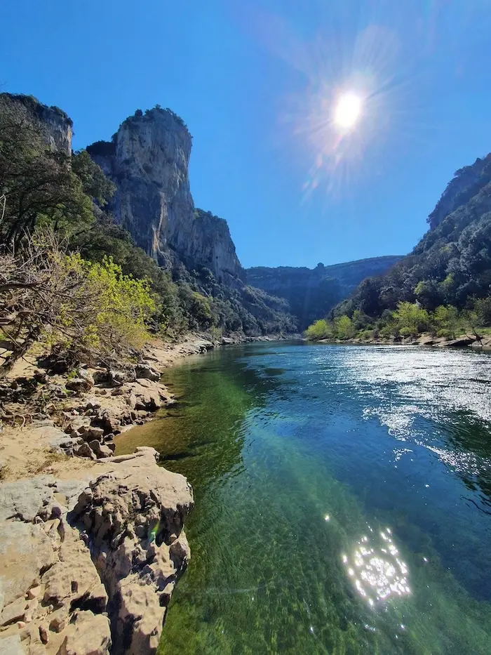 le rocher d'Autridge, haute falaise dans les gorges de l'Ardèche